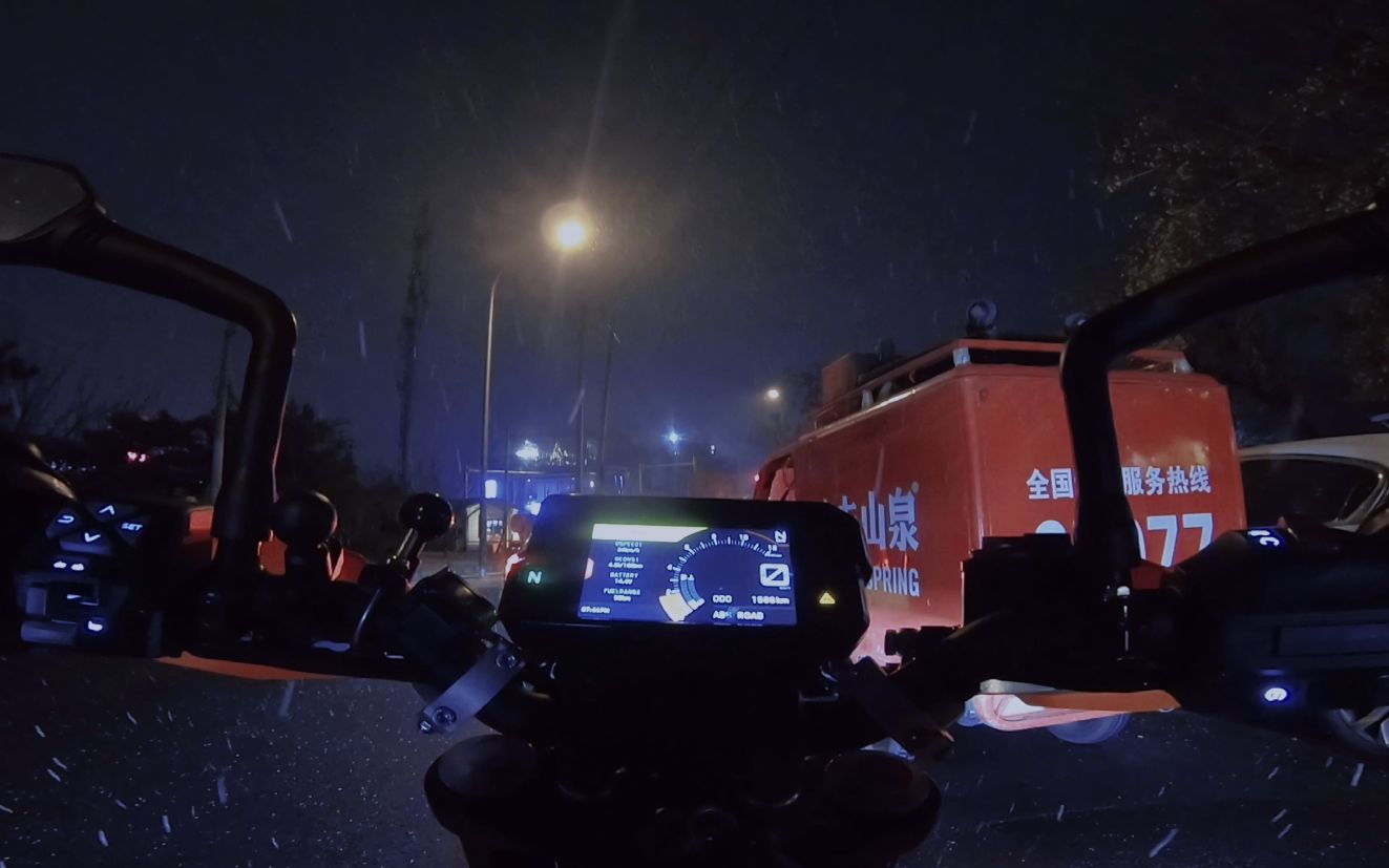 视频封面：【日常骑行】北京的雪-骑行,北京,摩托车,机车,VLOG,下雪,生活记录