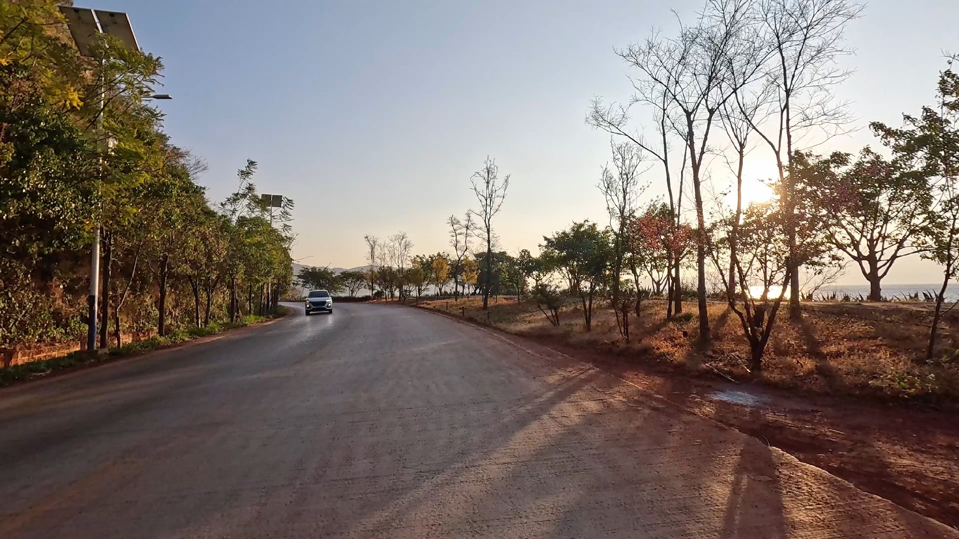 视频封面：[行车POV] 夕阳下行驶在抚仙湖边-自驾,特斯拉,POV,云南,昆明,抚仙湖