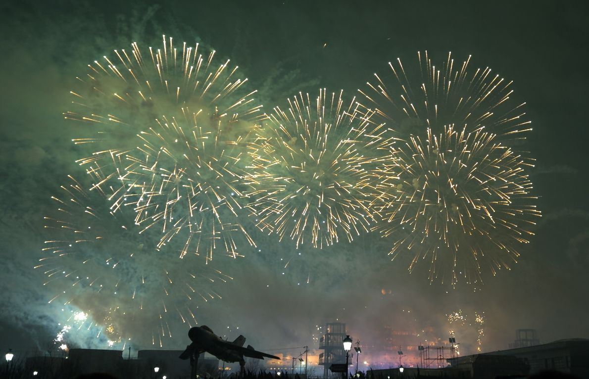 视频封面：[4KHDR] 天津泰达航母焰火秀-iPhone15 Pro-烟花,焰火,春节,iPhone15,HDR