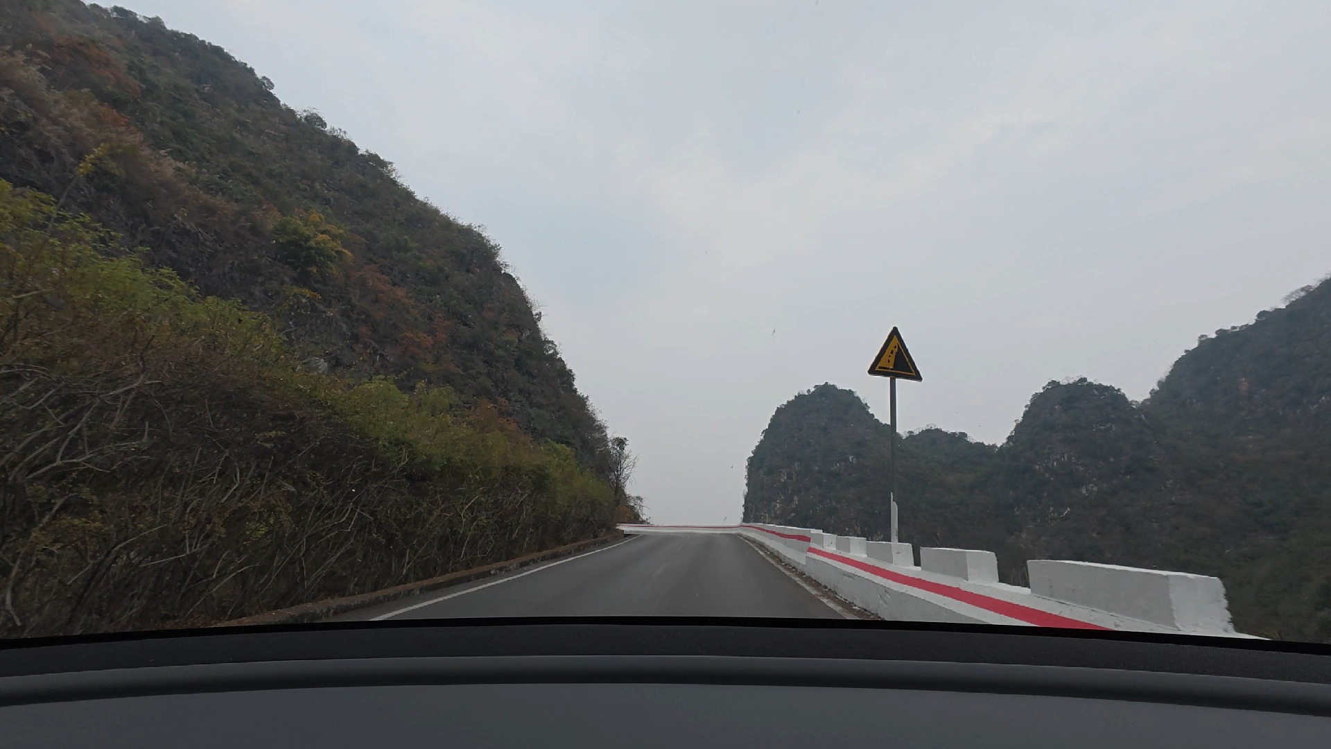 视频封面：阴天贵州山区行车第一视角-贞丰县-第一视角,POV,自驾游,贵州