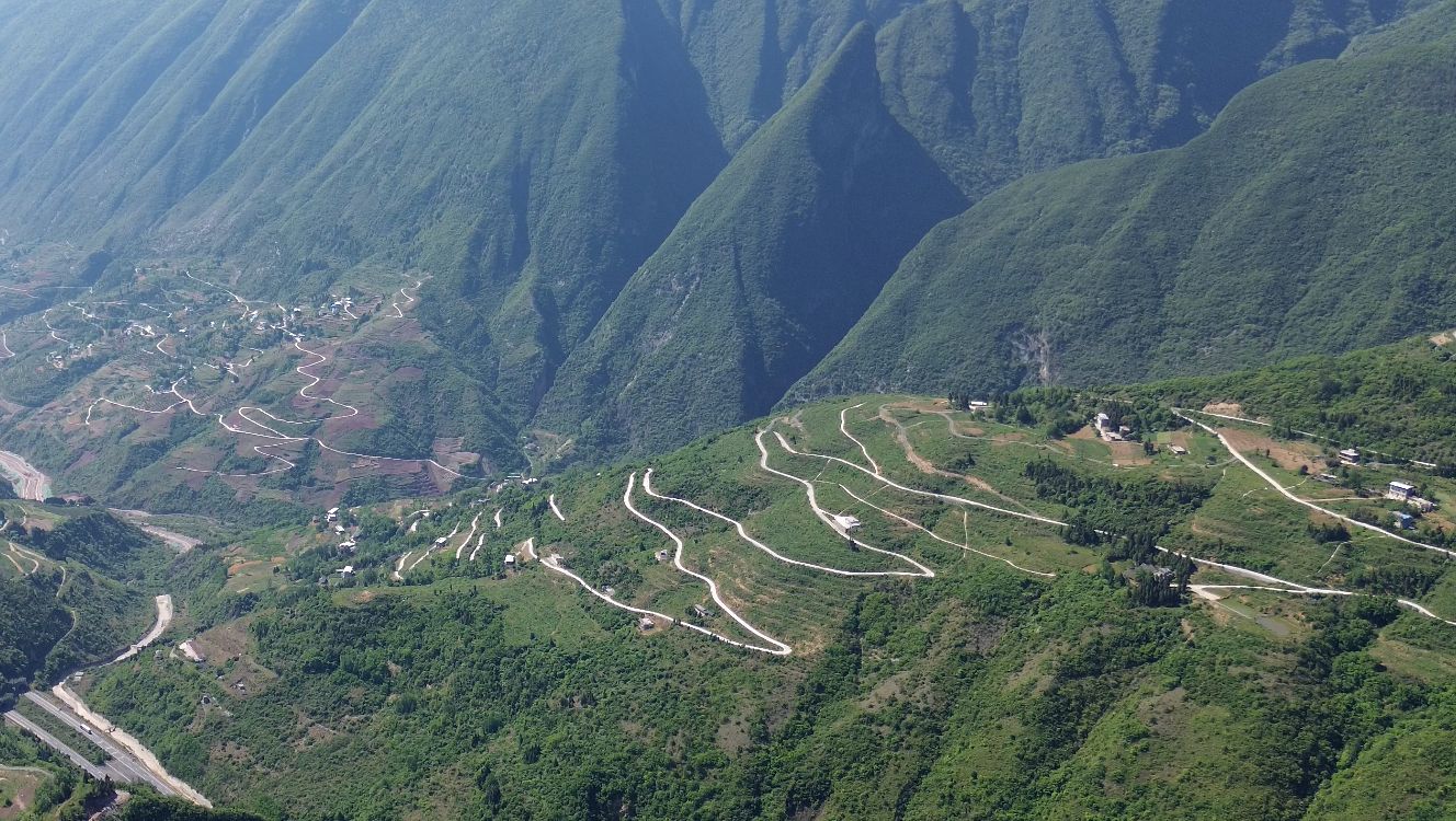 视频封面：[打工人的摩旅] 宜昌-巫山，半路被迫下高速走山路-摩旅,摩托车,骑行,禁摩