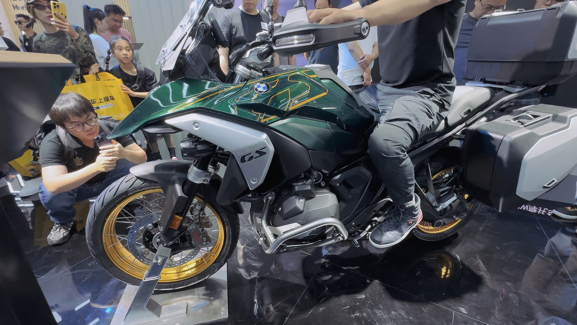 视频封面：宝马R1300GS，北京摩展-摩托车,机车,骑行,1300gs,宝马