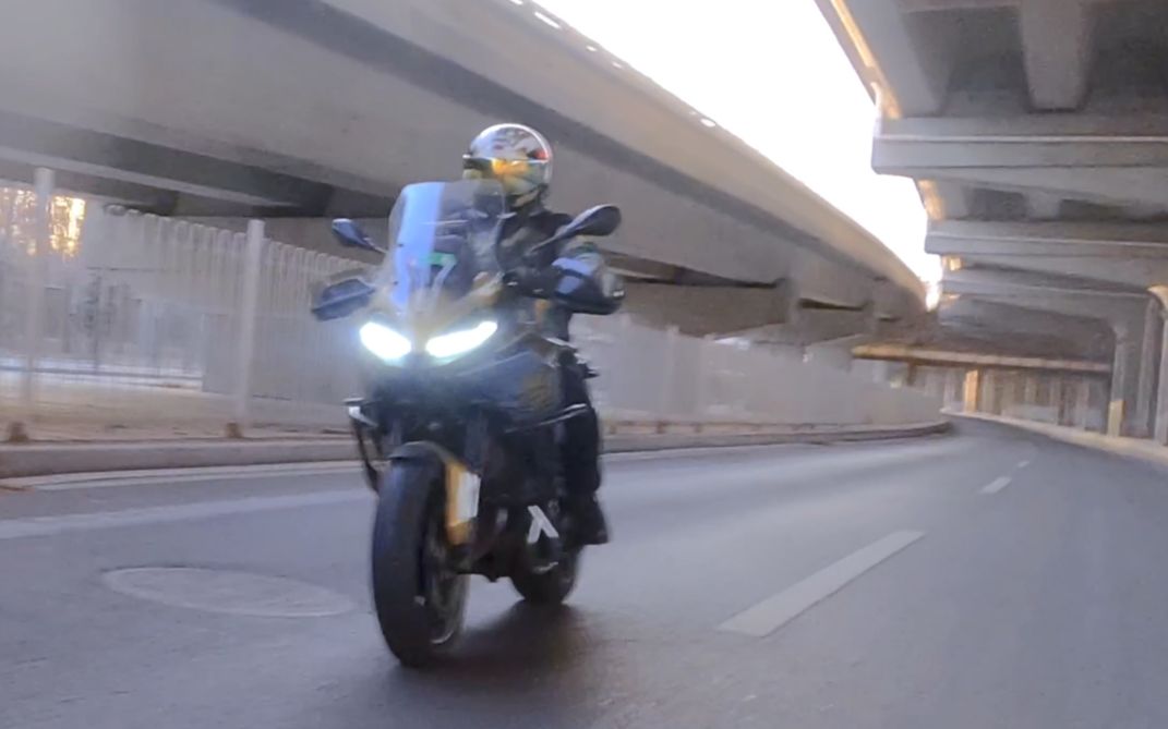 视频封面：宝马F900XR跟拍视角-2021哔哩哔哩汽车春晚,车里的新年,骑行,机车,摩托车,F900XR